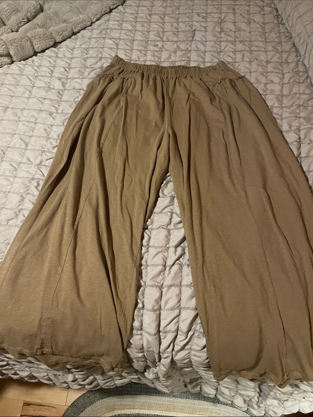Aerie Lightweight women’s Wide-Leg Pants in Tan. Size Large short